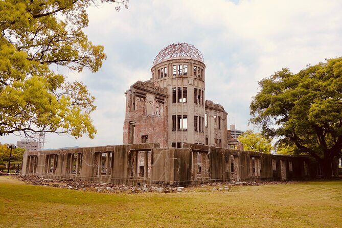 1-Day Private Sightseeing Tour in Hiroshima and Miyajima Island - Reflecting at Hiroshima Peace Memorial Museum
