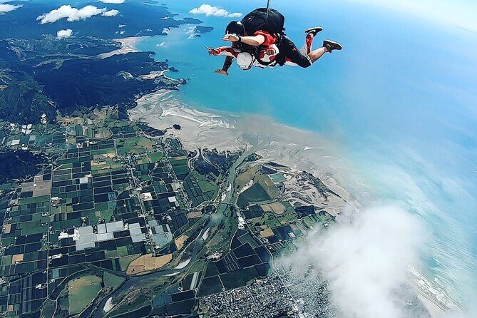 18,000ft Tandem Skydive over Abel Tasman - The Safety and Professionalism