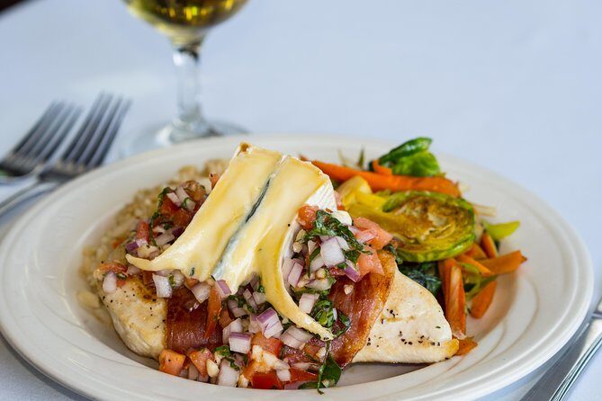 2-hour Lunch Cruise on Willamette River - The Food and Entertainment: More Than Just a Scenic Ride
