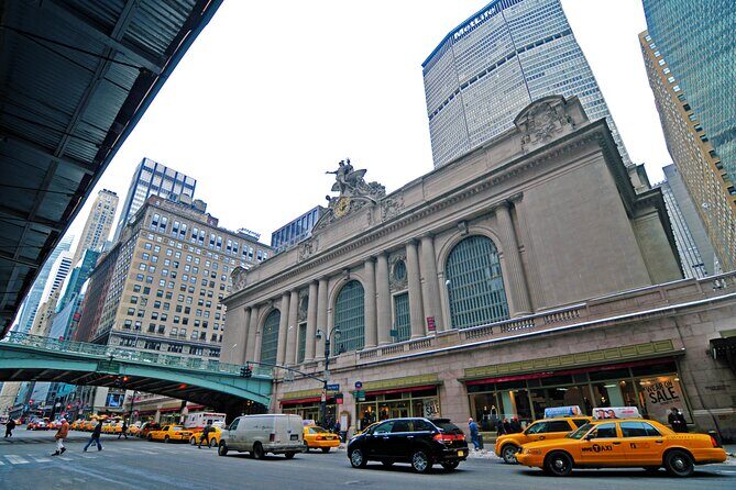 2 Hour Private Elf Movie Sites Guided Tour in New York City - Exploring the Itinerary in Detail