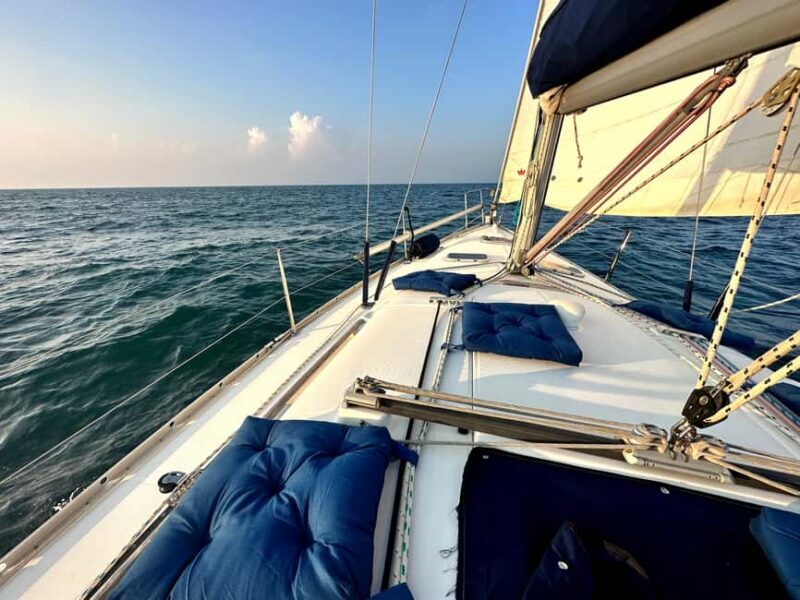 2 hrs Sailing tour with views on Burj Khalifa, Dubai skyline - An In-Depth Look at the Dubai Sailing Tour