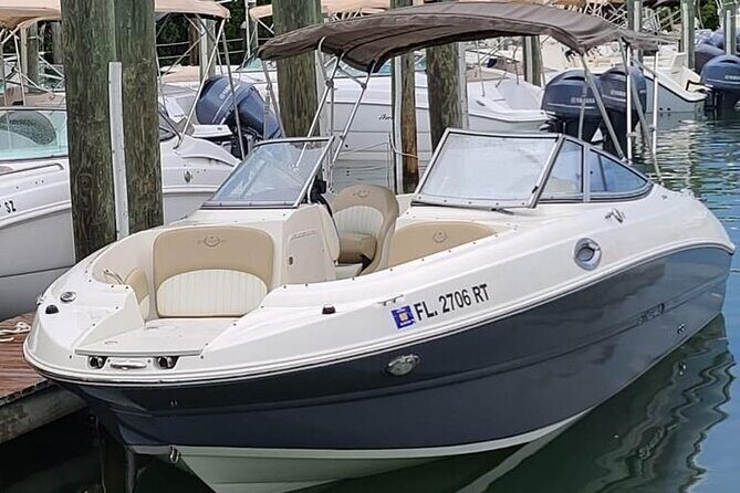 24 Ft Miami Bay: Private Boat, Gas Included , 8 people, Captained - A Close-Up Look at the 24 Ft Miami Bay Private Boat Experience
