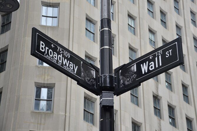 3 Hour Lower Manhattan Walking Tour - Wall Street and Trinity Church