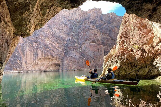 4-Hour Kayak Deluxe Tour in Emerald Cave with Catered Lunch - Lunch and Relaxation