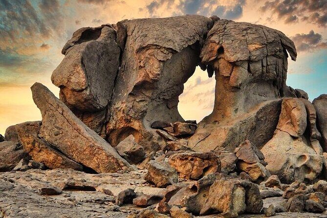 4 Hours Charming Moon Valley Hike Experience in Jeddah - Key Points