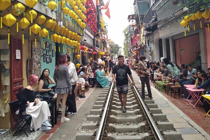 4 Hours Private City Tour with Highligh Train Street - Exploring the Old Quarter: A Marketplace of Contrasts