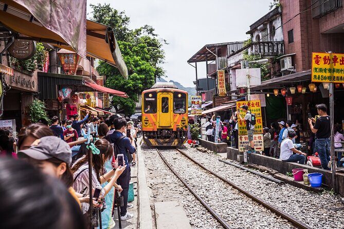 7-Hour Jiufen Night View, Shifen Waterfall & Raohe Market Tour - Transportation and Group Dynamics