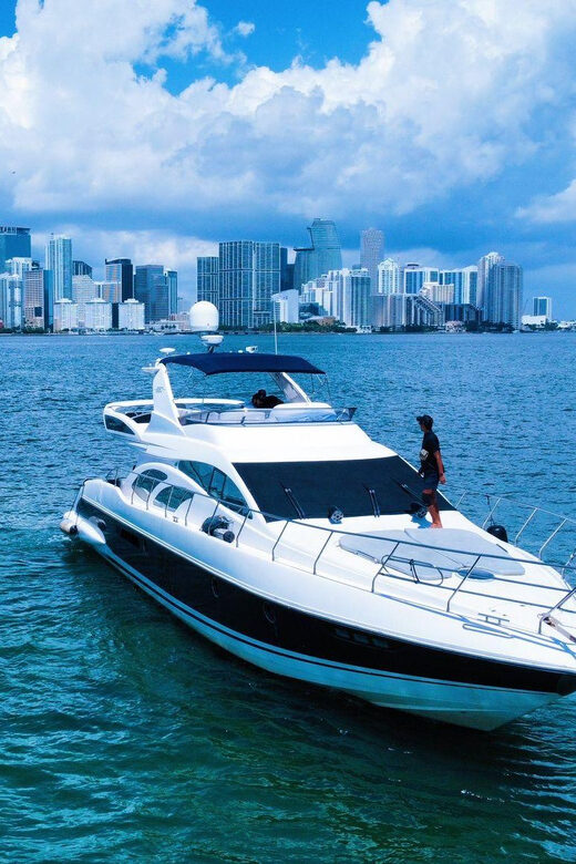 70ft Azimut available in Miami for up to 13 people. - Key Points