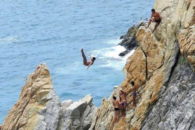 -Acapulco: Cliff Divers at La Quebrada with Lunch and Drinks - The Experience in Detail