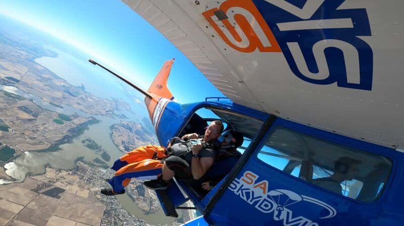 Adelaide: Tandem Skydiving over Lake Alexandrina - The Experience Itself: From Ground to Sky