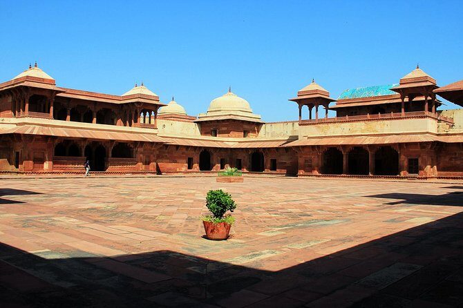 Affordable transfer from Jaipur to Agra via Fatehpur Sikri - Value for Money