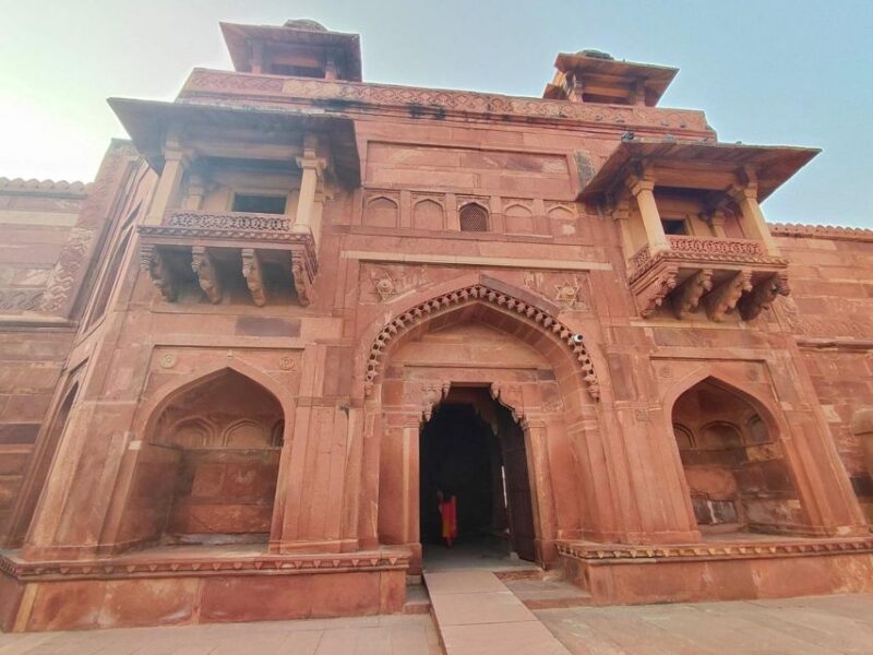 Agra to/from Jaipur with visiting stepwell & Sikri All Incl. - Key Points