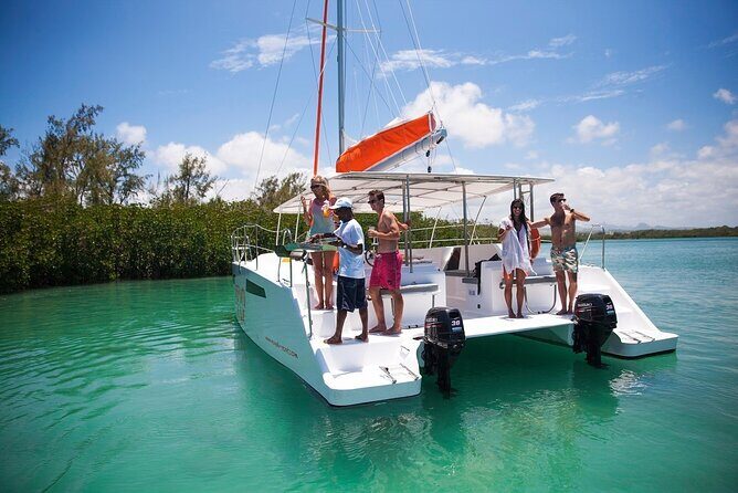 All inclusive CATAMARAN with BBQ : Ile aux cerf & GRSE waterfall - Setting Out: From Land to Sea
