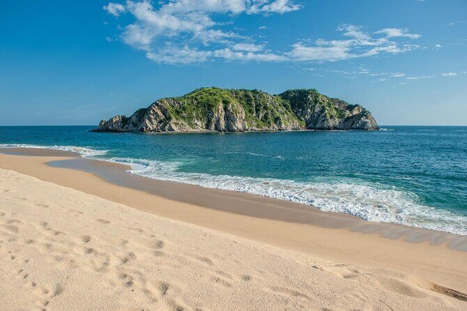 Amazing tour boat through wild nature in Huatulco Bays - Key Points