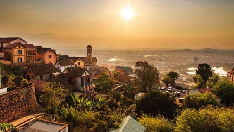 Antananarivo: Guided Tour and sunset in queen's palace - Key Points