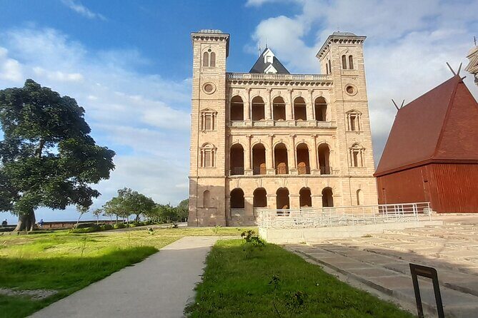 Antananarivo: Lemurs Park & City Tour - A Closer Look at the Itinerary