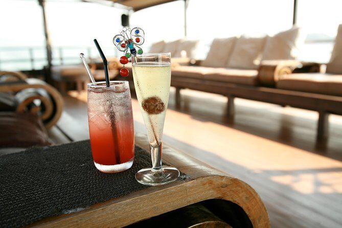 Aqua Luna: Evening Cruise at Victoria Harbour Hong Kong - An In-Depth Look at the Experience