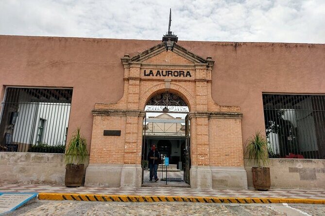 Arts and Snacks Walking Tour with Taste of San Miguel - Mercado de Artesanias: A Treasure Trove of Handicrafts