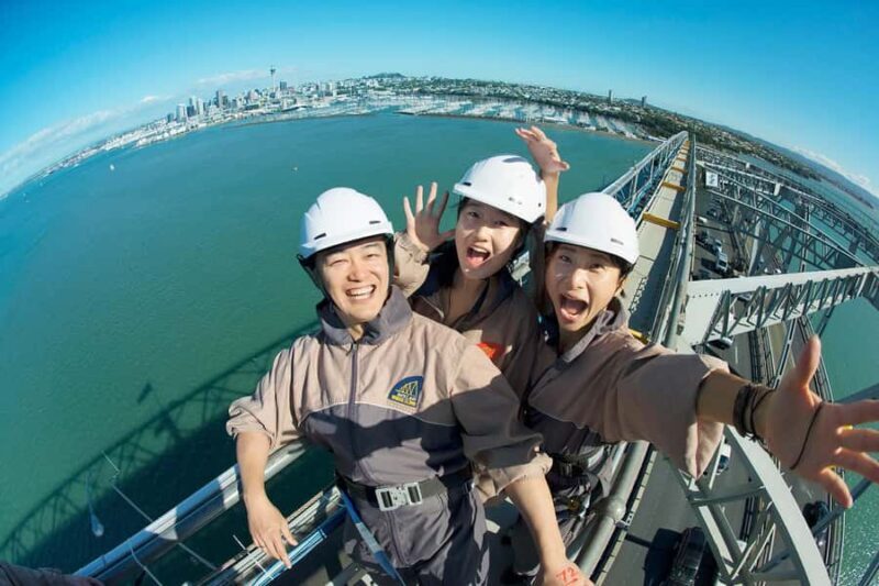 Auckland Harbor Bridge: Bridge Climb - The Quality of the Guides and Atmosphere