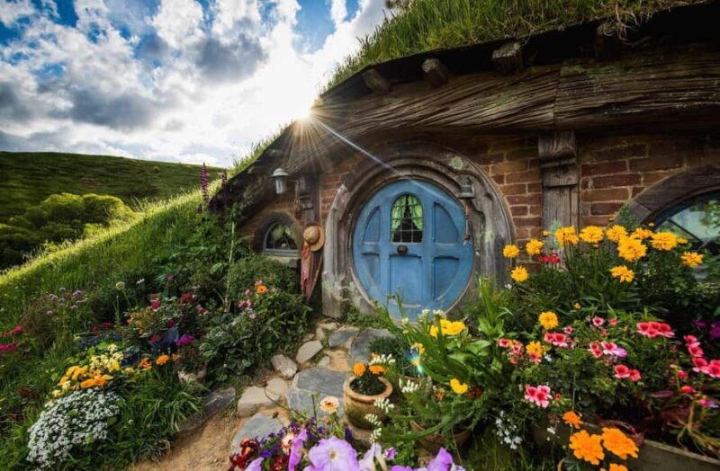 Auckland: Hobbiton Movie Set Day Trip with Festive Lunch - Key Points