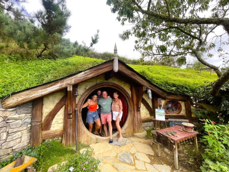 Auckland: Hobbiton & Waitomo Caves Small-Group Tour & Lunch - Key Points