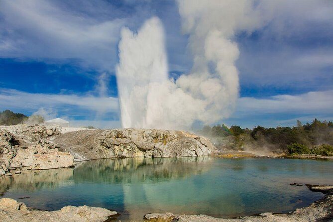 Auckland to Hobbiton Movie Set and Rotorua's Geothermal Valley - Key Points