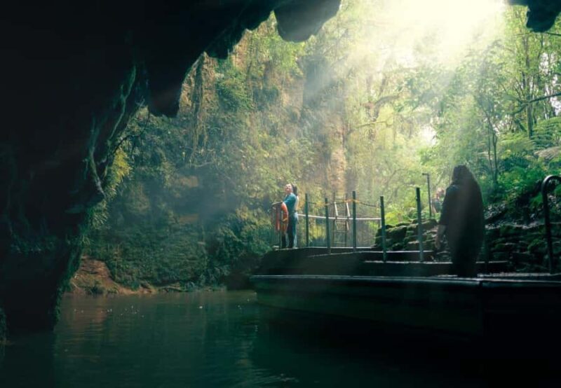 Auckland: Waitomo Caves & Rotorua - Te Puia Small-Group Tour - Rotorua and Te Puia: Geothermal Wonders and Maori Culture