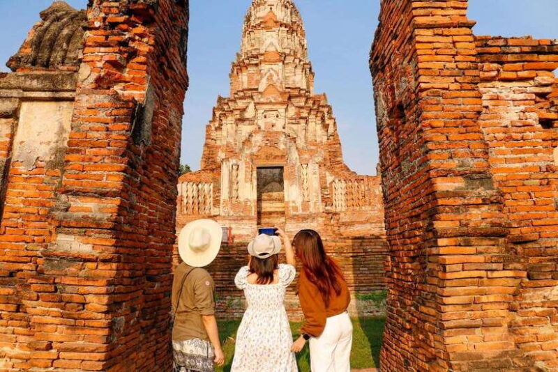 Ayutthaya One Day: Famous Temples & Bang Pa-In Palace Tour - The Iconic Buddha Head in Tree Roots