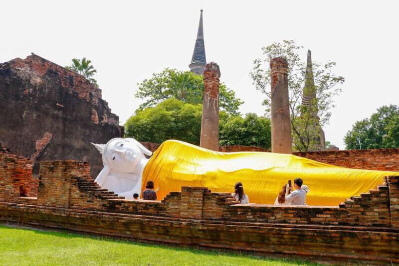Ayutthaya One Day: Famous Temples & Bang Pa-In Palace Tour - The Guides and Group Experience
