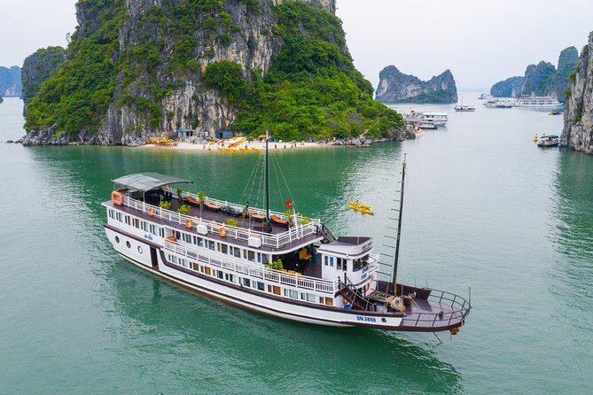 Bai Tu Long bay deluxe cruise 2D/1N: Kayaking, swimmig, Full Meals & best prices - In-Depth Review of the Bai Tu Long Bay Deluxe Cruise