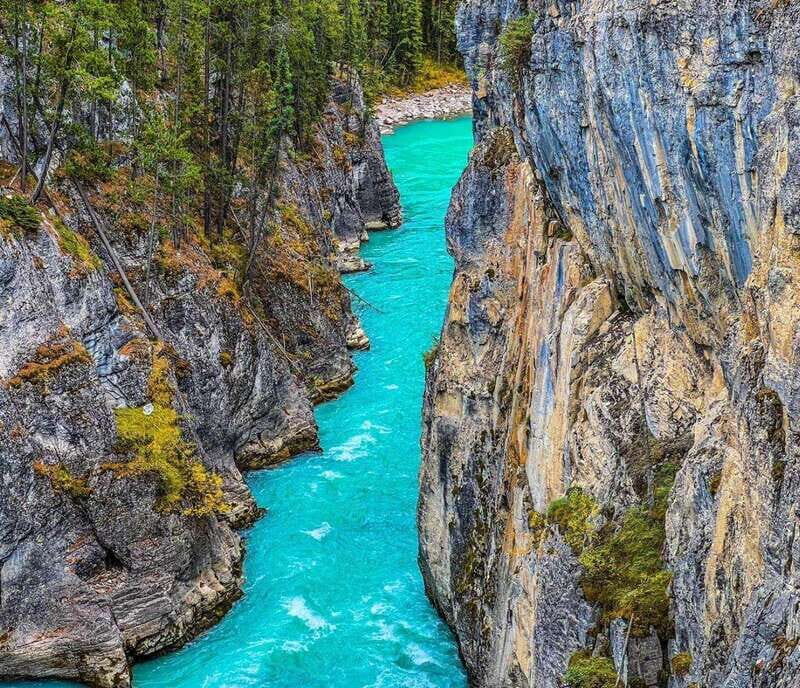 Banff: Lake Louise, Moraine, Emerald & Johnston Canyon Tour - Exploring Banff: An Overview