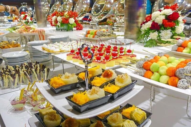 Bangkok: Evening Dinner Cruise with Live Music Chao Phraya - Transportation and Group Size
