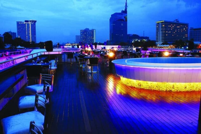 Bangkok: Evening Dinner Cruise with Live Music Chao Phraya - Who Will Love This Experience?