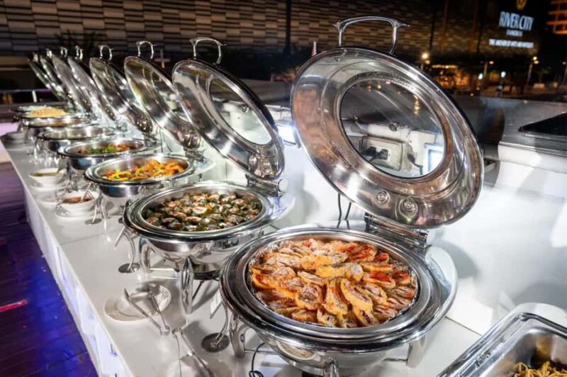 Bangkok: Wonderful Pearl Dinner Cruise and Live Performance - Comfort and Group Size