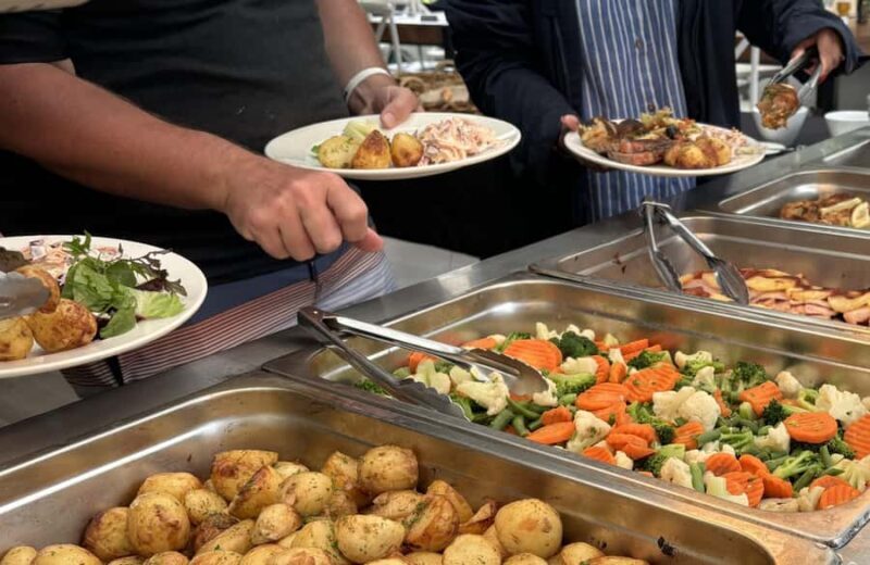 Bay of Islands: Discover the Bay Cruise with Island Lunch - Exploring the Islands