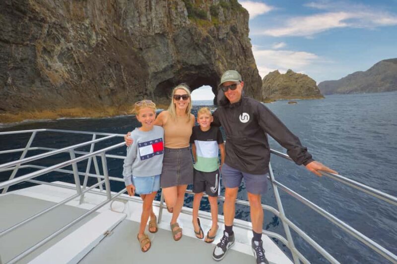 Bay of Islands: Discover the Bay Cruise with Island Lunch - Wildlife Encounters