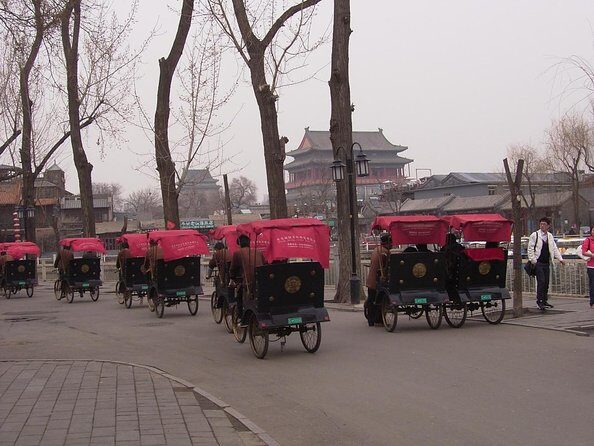 Beijing Private Food Walking Tour in Houhai Lake and Nanluoguxiang Hutong - What Does This Tour Offer for the Price?