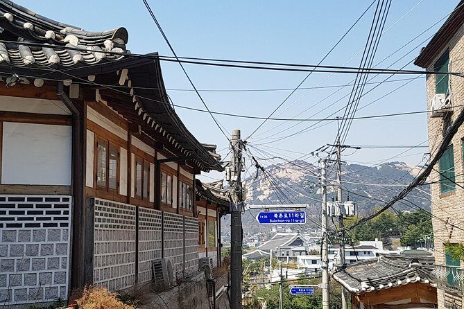 Best Walking Tour to Gyeongbok Palace n Bukchon with Expert - Exploring the Itinerary in Detail