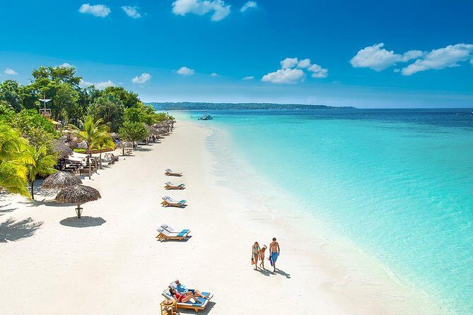 Blue Hole Mineral Spring, Ricks Cafe, 7 Mile Beach and Shopping Private Tour - Who Should Consider This Tour?