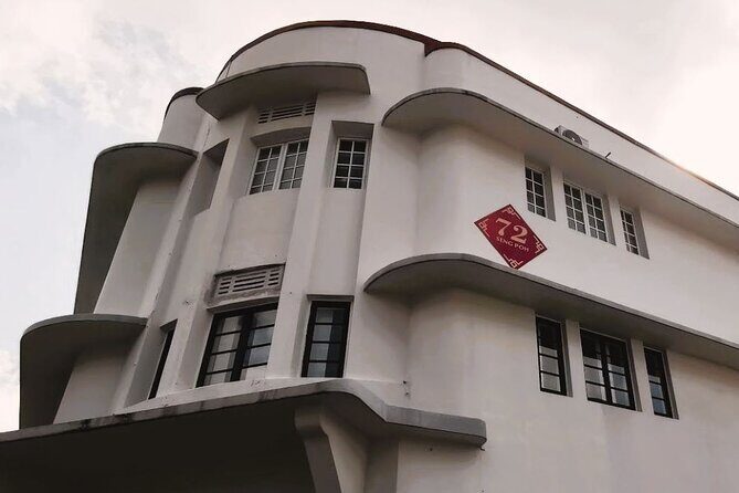 Botanic Gardens & Tiong Bahru Walking Tour with Breakfast - Transition to Tiong Bahru: Local Neighborhood Charm