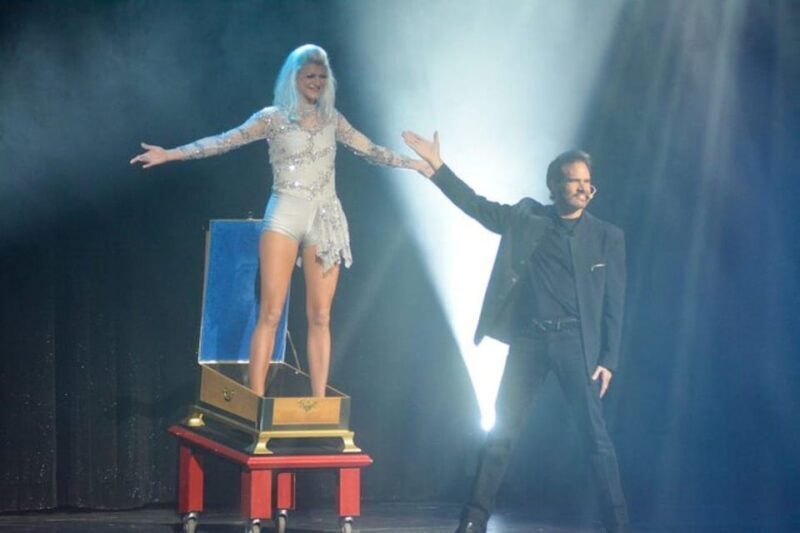 Branson: Cabaret Comedy Magic Dinner Show - An Up-Close Look at the Branson Magic and Comedy Show