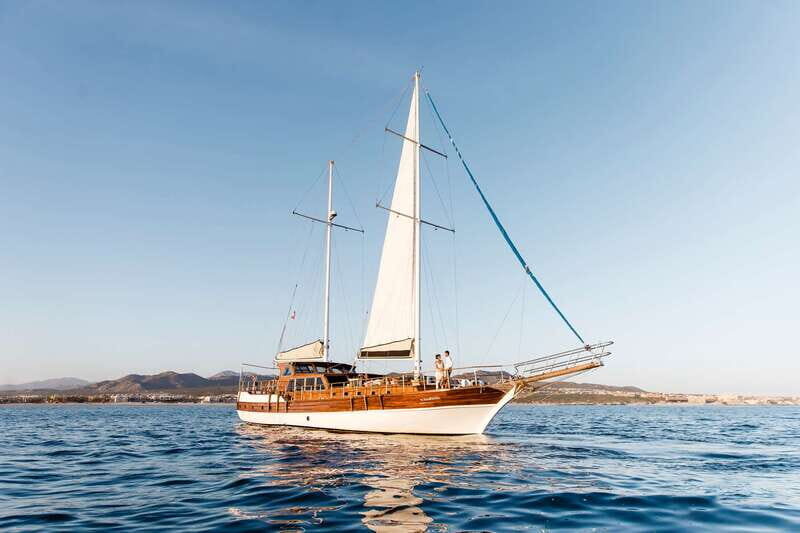 Cabo San Lucas: Sunset Yacht Cruise w/Chef Dinner & Open Bar - Key Points