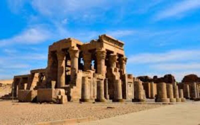 Cairo: Dinner with Grand Egyptian Museum & Pyramids Views - Dining Experience