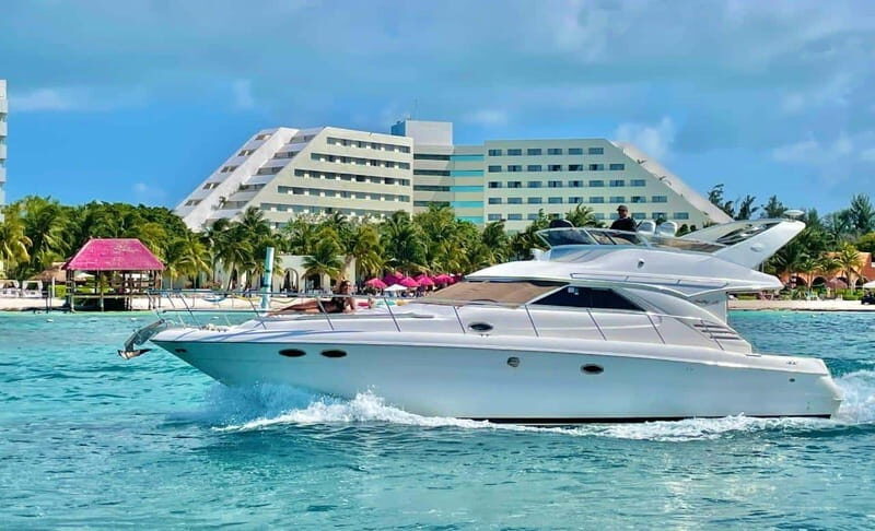 Cancun: Exclusive Sea Ray Express Bridge for 14 people - Exploring the Experience