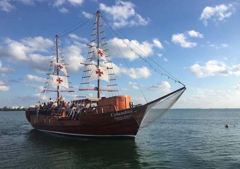 Cancun: Romantic evening in galleon with dinner and open bar - Overview of the Experience