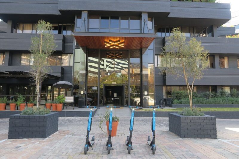 Cape Town: bicycle or E-scooter History Tour with Coffee - Who Is This Tour Best For?
