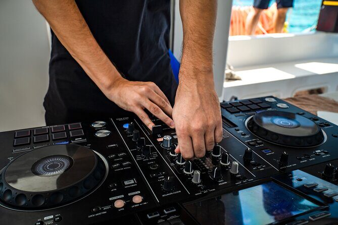 Catamaran Booze Party With Open Bar in Cancun - Key Points