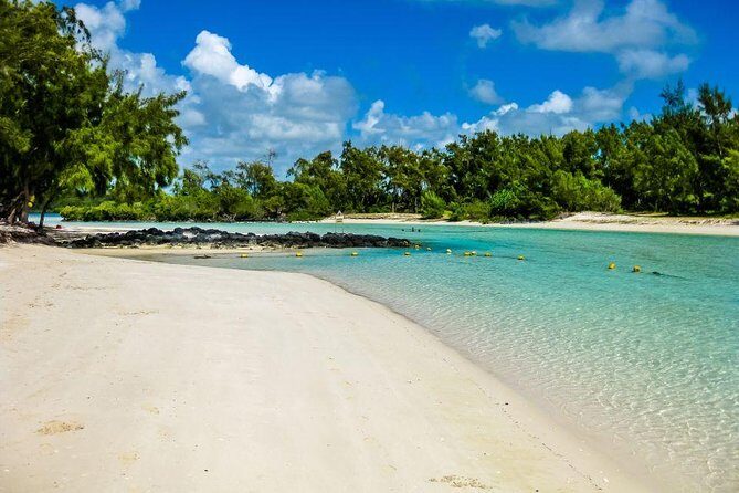 Catamaran Experience to Ile aux cerf: incl: Parasailing, Lunch, GRSE & Transfer - Who Is This Tour Best For?