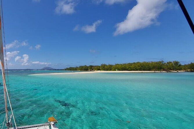 Catamaran Full-Day 3 island Northern Isles Cruise in Grand Baie - Food and Drinks: A Highlight