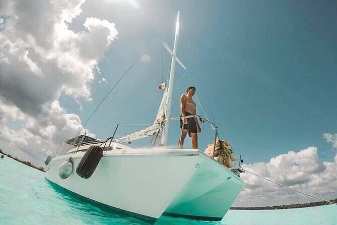 Catamaran Isla Mujeres Drinks and Lunch Party - Key Points